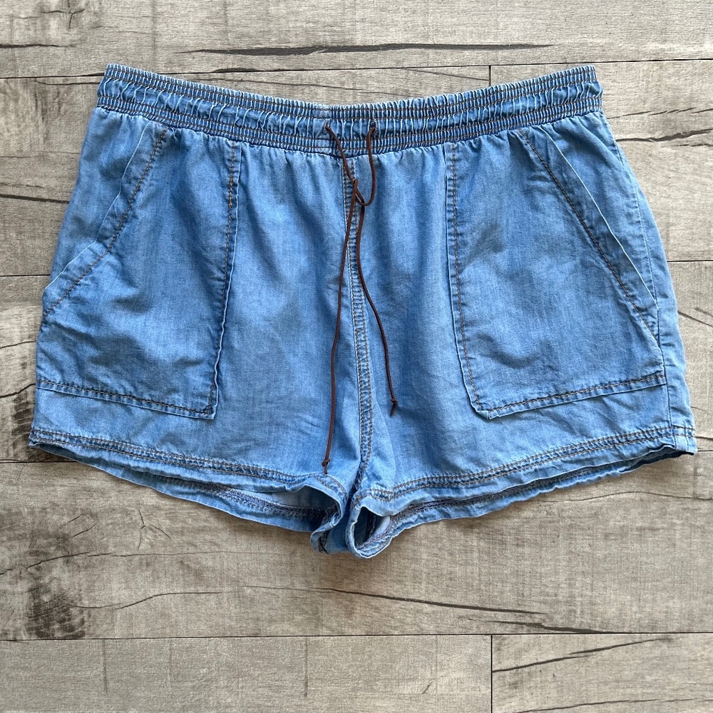 Romeo + Juliet Couture Chambray Blue Denim Pull On Lightweight Retro Shorts L